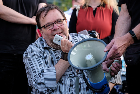 Ankett-Aktion vor dem Bundestag für ein gutes Teilhabegesetz und gegen Barrieren