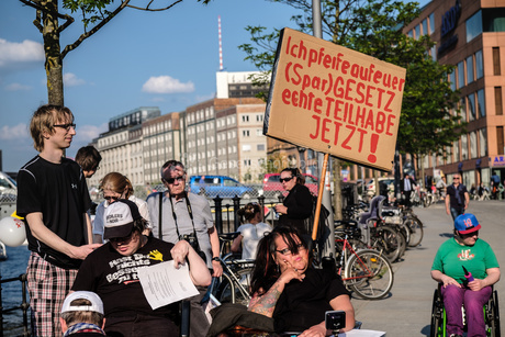 Ankett-Aktion vor dem Bundestag für ein gutes Teilhabegesetz und gegen Barrieren