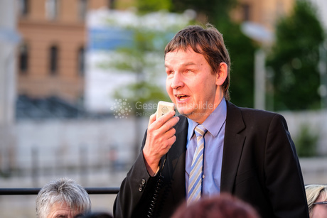 Ankett-Aktion vor dem Bundestag für ein gutes Teilhabegesetz und gegen Barrieren