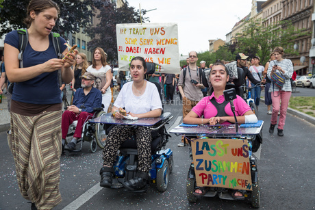 Pride Parade 2015 "behindert und verrückt feiern"