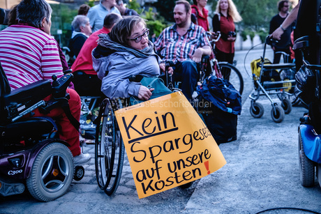 Ankett-Aktion vor dem Bundestag für ein gutes Teilhabegesetz und gegen Barrieren