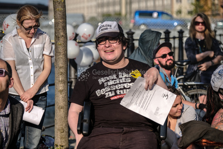 Ankett-Aktion vor dem Bundestag für ein gutes Teilhabegesetz und gegen Barrieren