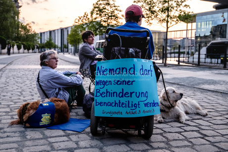 Ankett-Aktion vor dem Bundestag für ein gutes Teilhabegesetz und gegen Barrieren