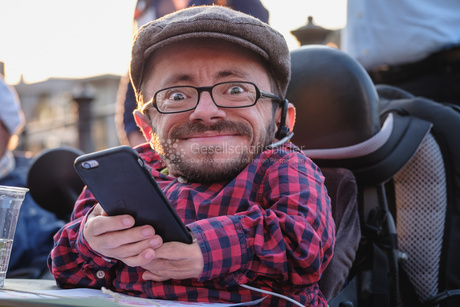 Ankett-Aktion vor dem Bundestag für ein gutes Teilhabegesetz und gegen Barrieren