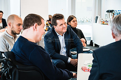 Runder Tisch zum Thema Ausbildung und Inklusion 1. Runder Tisch zu Ausbildung und Inklusion von JOBinklusive