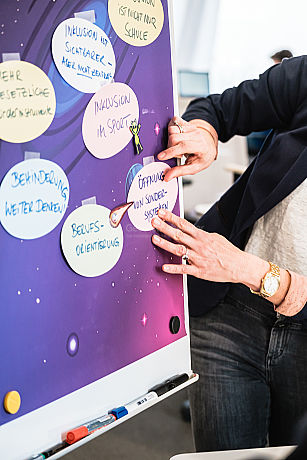 Runder Tisch zum Thema Ausbildung und Inklusion 1. Runder Tisch zu Ausbildung und Inklusion von JOBinklusive