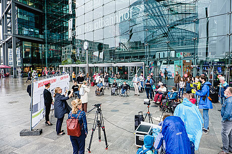 Protest- und Launchaktion des neuen Service "Entschädigung bei Barriere" im Zugverkehr