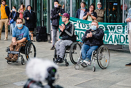 Protest- und Launchaktion des neuen Service "Entschädigung bei Barriere" im Zugverkehr