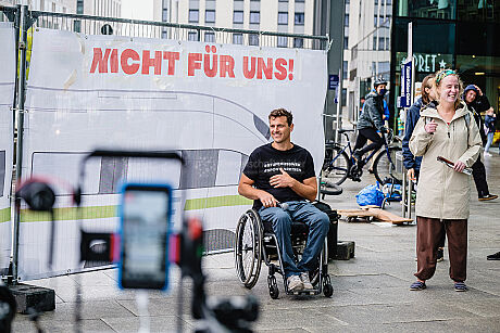 Protest- und Launchaktion des neuen Service "Entschädigung bei Barriere" im Zugverkehr