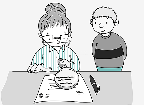Eine Frau mit Hochsteck-Frisur und Brille sitzt an einem Schreibtisch. Sie hält eine Lupe über ein Dokument. Hinter ihr steht ein junger Mann und schaut ihr zu. 