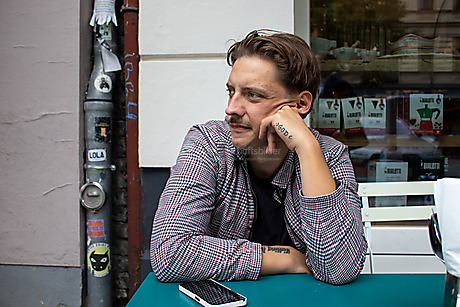 Musikproduktion und Gospel - Mico Wuppermann vor dem Cafe