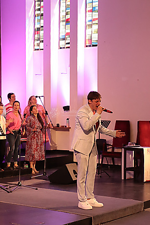 Musikproduktion und Gospel - Mico Wuppermann in der Kirche