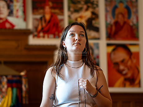 Beyond The Frame: Junge Perspektiven auf Vielfalt im Glauben - Meditation mit Gebetskette im Schreinraum