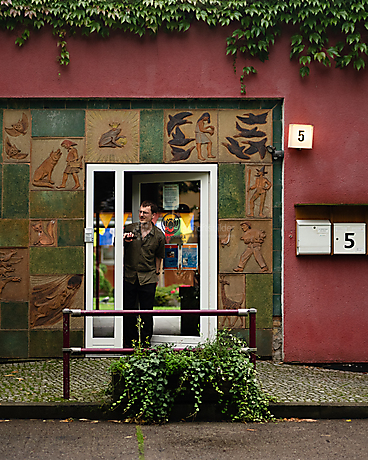 Vor dem Eingang des Lotus Vihara e.V. | Beyond The Frame: Junge Perspektiven auf Vielfalt im Glauben