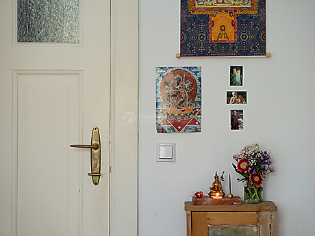 Beyond The Frame: Junge Perspektiven auf Vielfalt im Glauben - Hausschrein des tibetischen Buddhismus mit Opfergaben