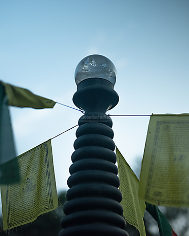 Beyond The Frame: Junge Perspektiven auf Vielfalt im Glauben - Gebetsfahnen im Lotus Vihara e.V.