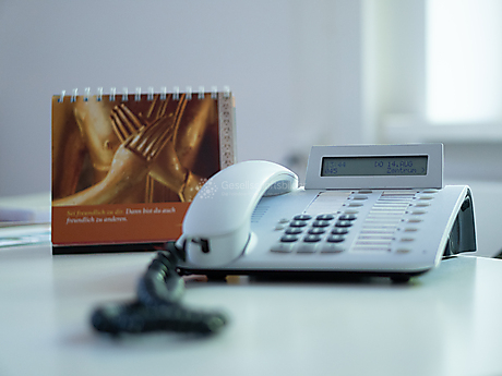 Beyond The Frame: Junge Perspektiven auf Vielfalt im Glauben - Frau arbeitet im Büro eines buddhistischen Zentrums