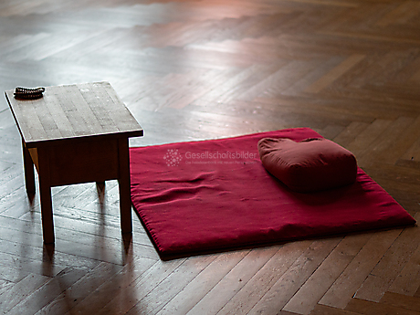 Beyond The Frame: Junge Perspektiven auf Vielfalt im Glauben - Meditationskissen mit Gebetstisch und Mala